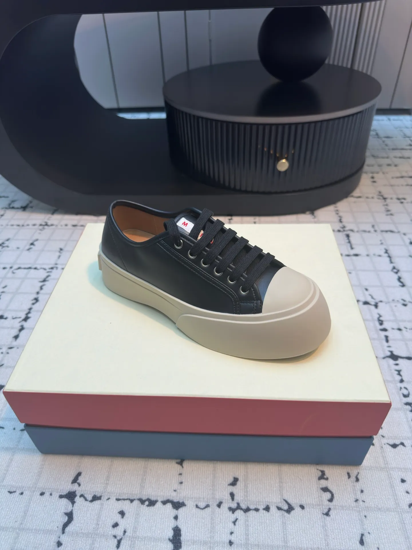 👟👟Ex-factory price 480👟👟 Large lace-up shoes, the cutest baby shoes in history. This year’s new colors are really beautiful, very fresh, and not bulky at all! A brand from an independent Italian designer, it has now become a famous brand in the international fashion industry. Since its establishment in 1994, the brand has expanded from women's clothing to men's clothing, bags, jewelry and glasses, and its product content is extremely rich! Marni's designs are not only bold in color and innovative in tailoring, but also very proud of its pure Italian origins. Not only are all its finished products produced in Italy, but they are also not authorized to operate, and the brands are all controlled by family members.  Upper: imported calfskin, lining/feet: cowhide laminated to high-density elastic latex, sole: rubber outsole, 4cm thick sole to lengthen legs, code number: 35/40 (40 is custom-made, non-refundable, non-exchangeable)